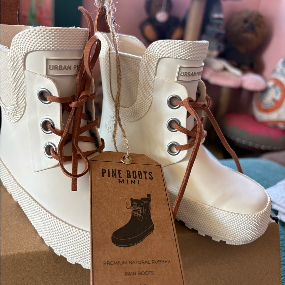 Kids Cream Chelsea Rain Boot - Picture 2 of 11